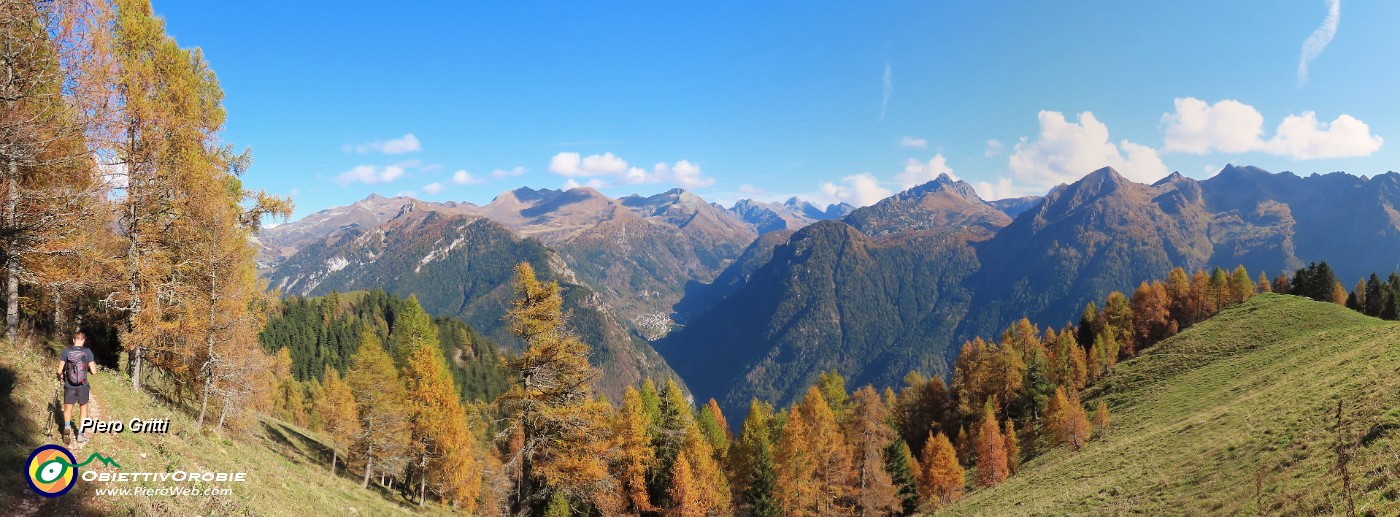 27 Spettacolo di panorami e di larici colorati d'autunno.JPG